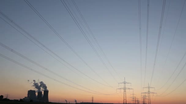 Central elétrica com linhas elétricas durante o pôr do sol — Vídeo de Stock