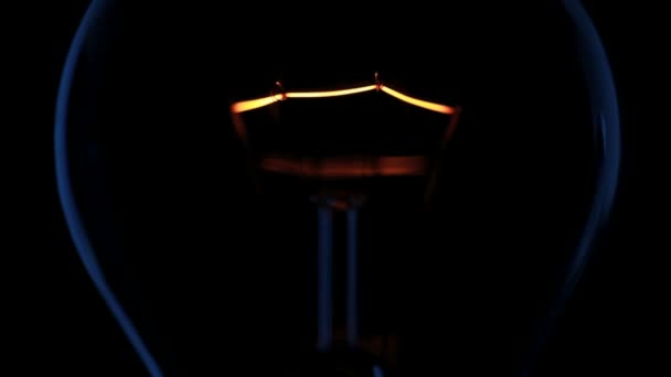 Лампочка, що світиться синім контуром — стокове відео