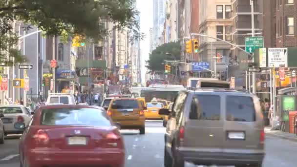 Zeitraffer-Verkehr auf der Breiten Straße — Stockvideo