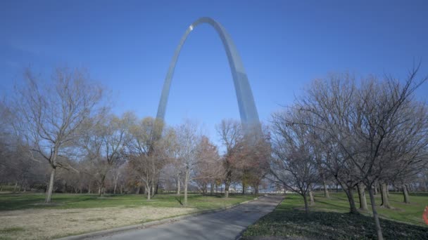 St. Louis Arch Gateway Park — Stockvideo