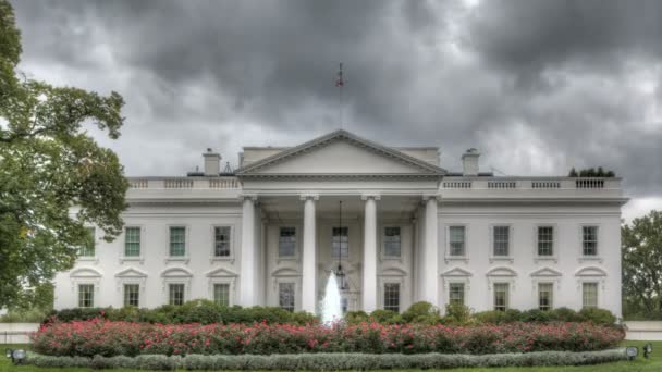 Nubes oscuras sobre la casa blanca — Vídeo de stock