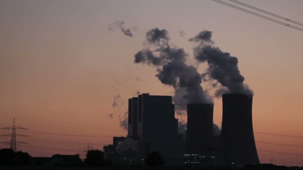 Kraftwerk mit Stromleitungen bei Sonnenuntergang — Stockvideo