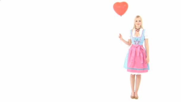Γυναίκα σε dirndl με μπαλόνι σε σχήμα καρδιάς — Αρχείο Βίντεο