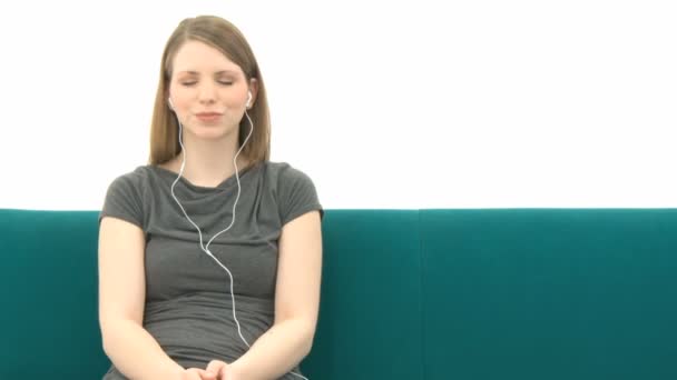 Красива жінка слухає музику — стокове відео