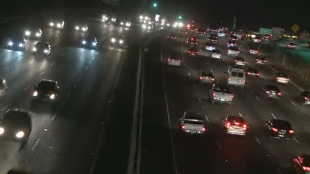 Tráfico por carretera por la noche — Vídeo de stock