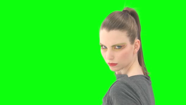 Woman in front of greenscreen with alpha-channel — Stock Video