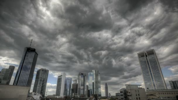 Mörka moln över frankfurt skyline — Stockvideo