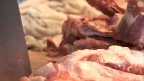 Порезать мясо — стоковое видео