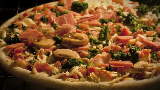 Timelapse pizza i ugnen — Stockvideo