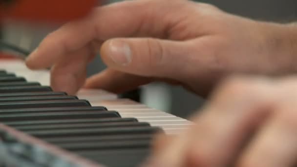 Suonare il pianoforte — Video Stock