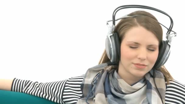 Mooie vrouw luisteren naar muziek — Stockvideo