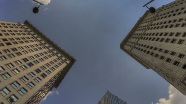 市内の雲のタイムラプス — ストック動画