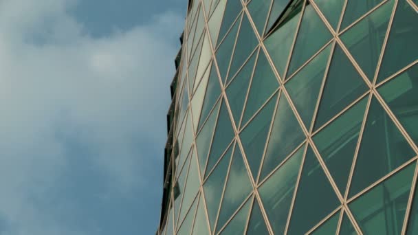 Westhafen Tower reflete o céu — Vídeo de Stock