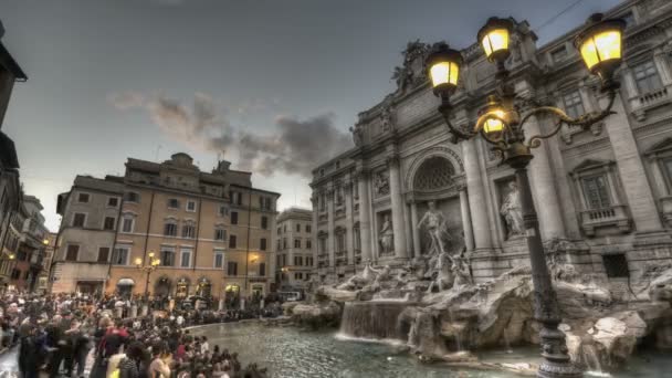 ローマ、イタリア ネプチューンの像にクローズ アップでトレビの泉 — Stock video