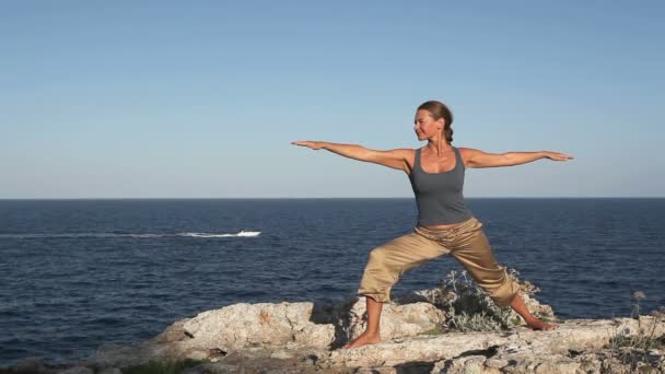Mujer haciendo yoga — Vídeos de Stock