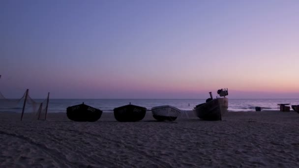 Лодки на пляже — стоковое видео