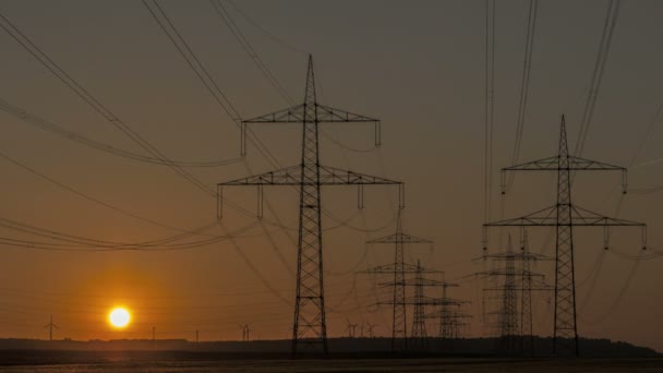 Zeitraffer Sonnenuntergang Stromleitungen und Windkraftanlagen — Stockvideo
