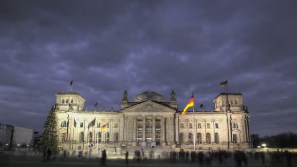 Reichstag alemán durante el crepúsculo — Vídeos de Stock