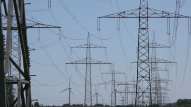 elektrik hatları ve rüzgar türbinleri