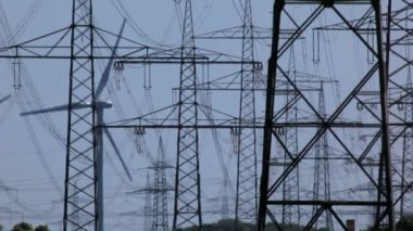 elektrik hatları ve rüzgar türbinleri