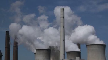 büyük soğutma kuleleri ile enerji santrali