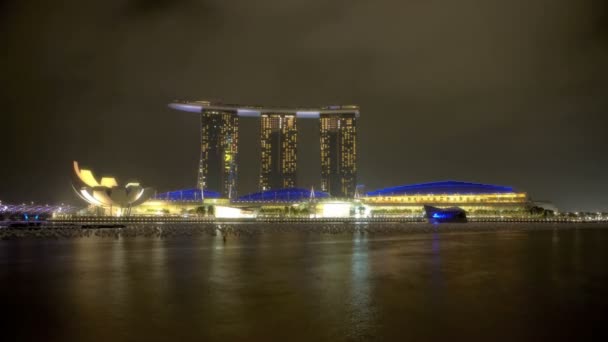 新加坡滨海湾在晚上 — 图库视频影像