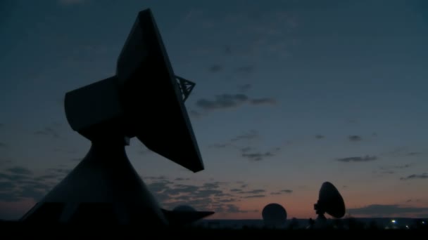 Estación terrestre satélite por la noche — Vídeos de Stock