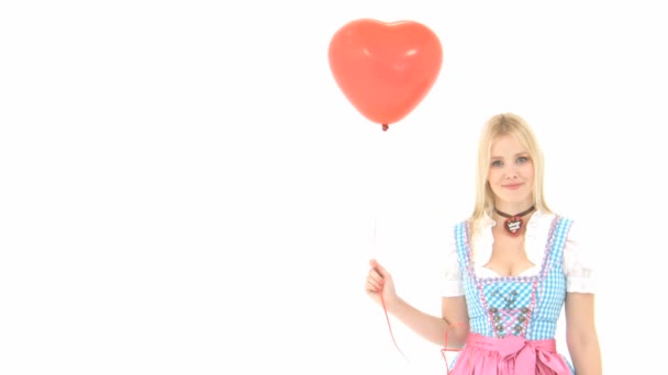 Mujer en Dirndl con globo en forma de corazón — Vídeos de Stock