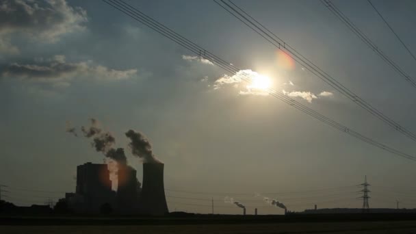 Elektriciteitscentrale met enorme koeltorens — Stockvideo