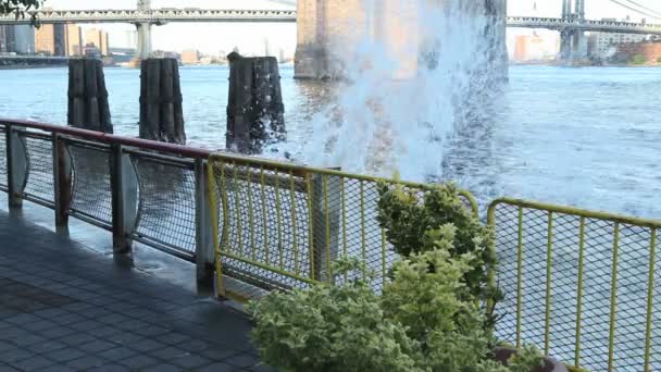 水波浪在布鲁克林大桥 — 图库视频影像