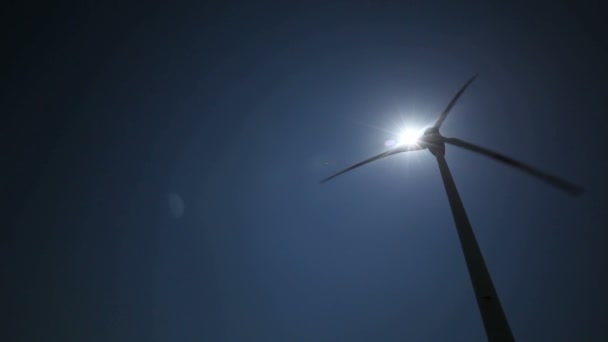 Turbina de viento Cielo azul — Vídeo de stock