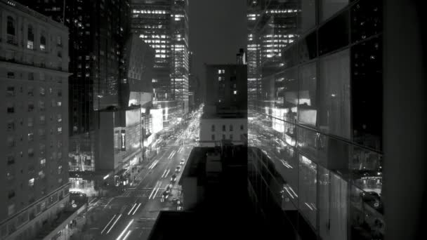 Движение ночью на 8-ой авеню — стоковое видео