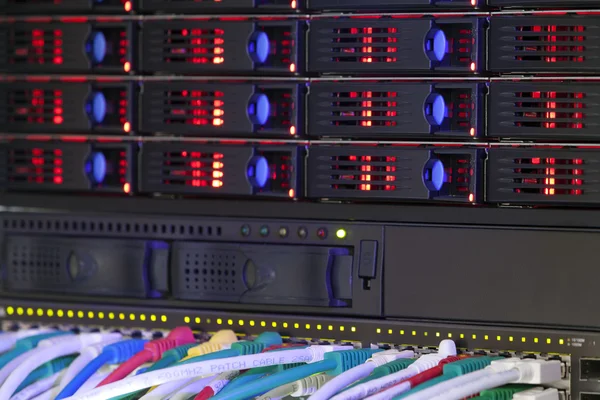 ağ hub'ı ve sunucu rafı