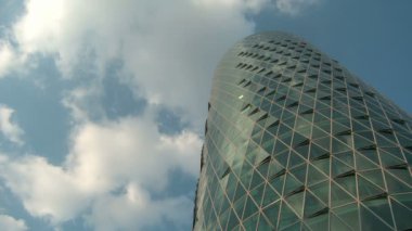 westhafen Kulesi gökyüzünü yansıtan