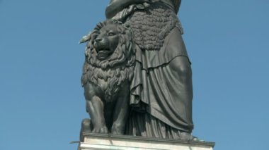 Aziz önünde mavi gökyüzü