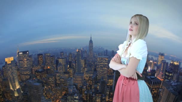 Женщина перед Нью-Йорком — стоковое видео