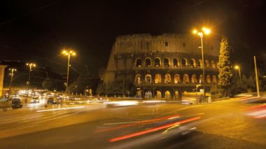 gece Roma'daki Colosseum