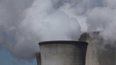 büyük soğutma kuleleri ile enerji santrali