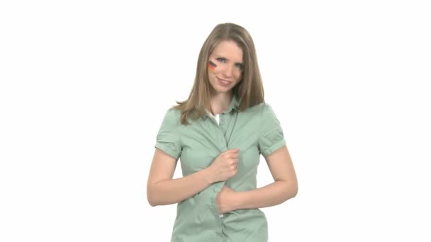 Vrouwelijke ventilator toont hart — Stockvideo