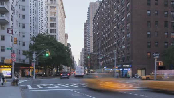 Broadway'de günbatımında Timelapse trafik — Stok video
