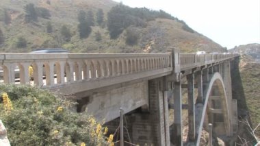 Bixby köprü otoyol üzerinde geçirerek arabalar