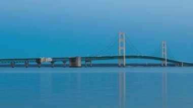 michigan'ın üst ve alt yarımadalar arasında Mackinac Köprüsü