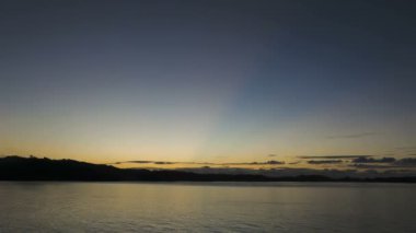 suyun üzerinde gündoğumu