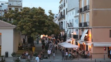 gün batımında sokaklarda yürüyen turist