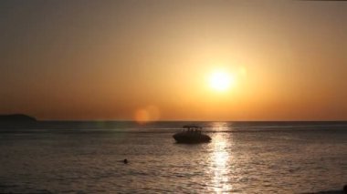 Ibiza sunset su tekne ile denizde