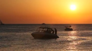 Ibiza sunset su tekne ile denizde