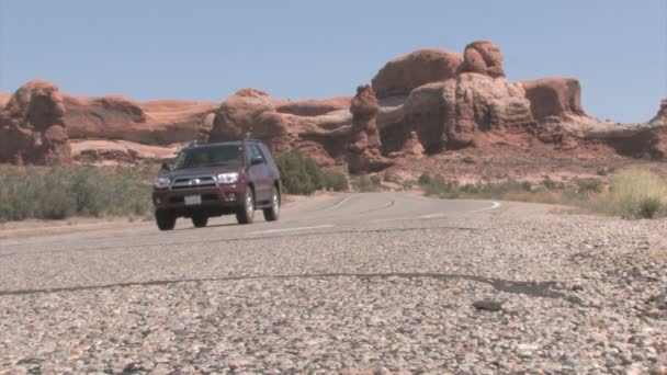 Voitures passant sur la route de montagne à travers le paysage impressionnant — Video