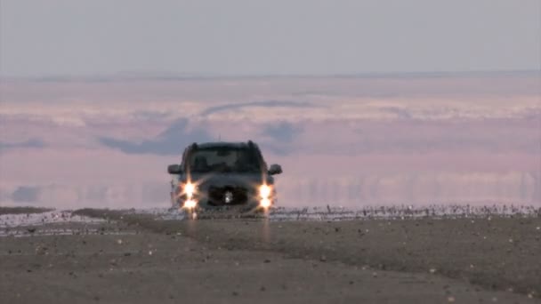 Auto che passano su un'autostrada attraverso il Canyon — Video Stock