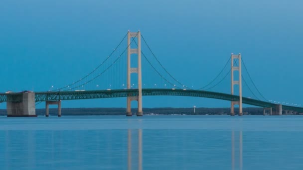 Michigan'ın üst ve alt yarımadalar arasında Mackinac Köprüsü — Stok video