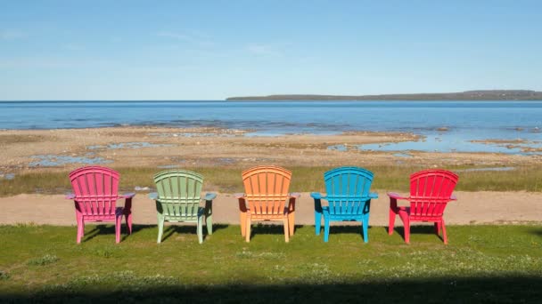 Chaises colorées au coucher du soleil — Video